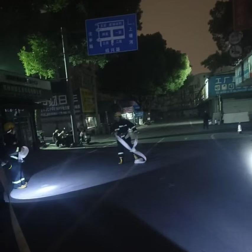 必赢市场深夜进行突击消防演练活动