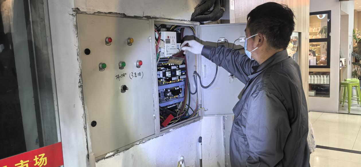 钱江商城排烟风机控制柜维护完成，，，，，安全保障再升级