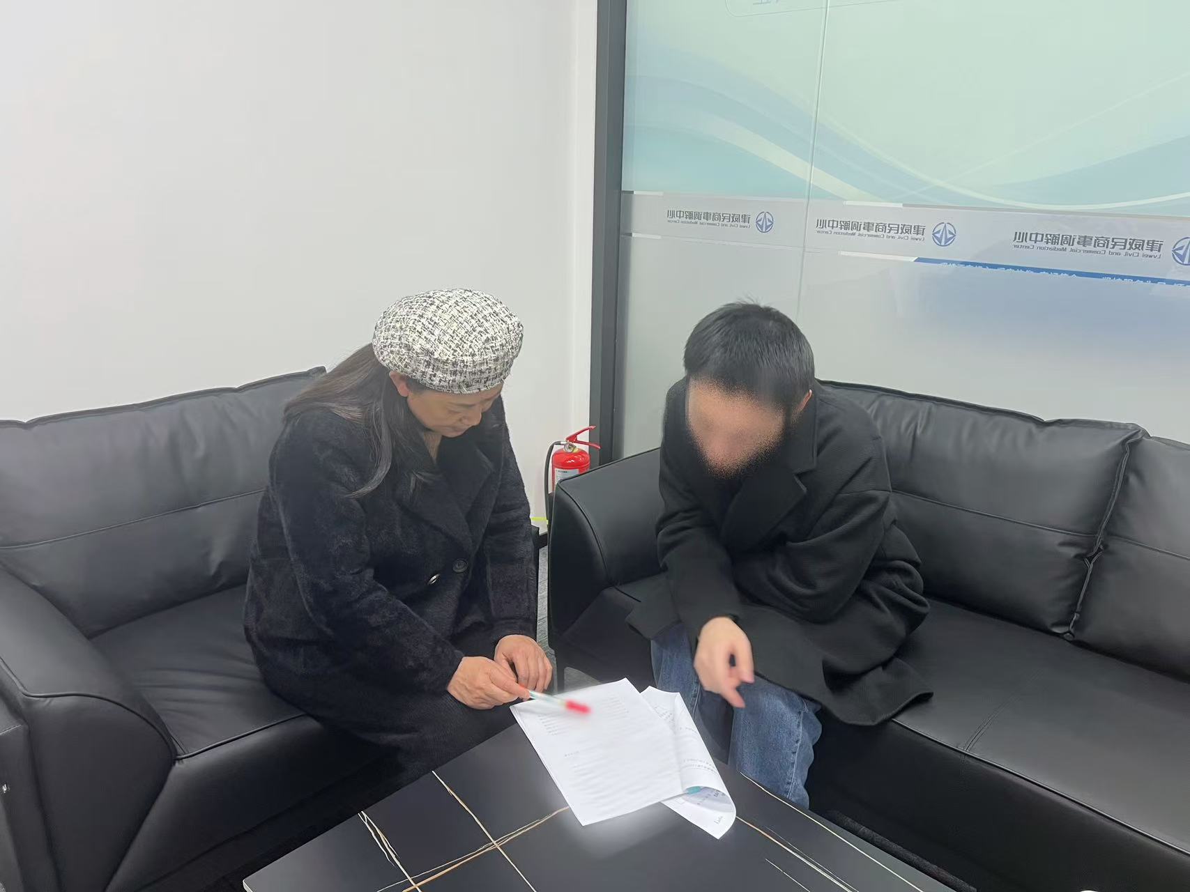 邻里同窗债，，，，，，，，“背靠背”调解显温情