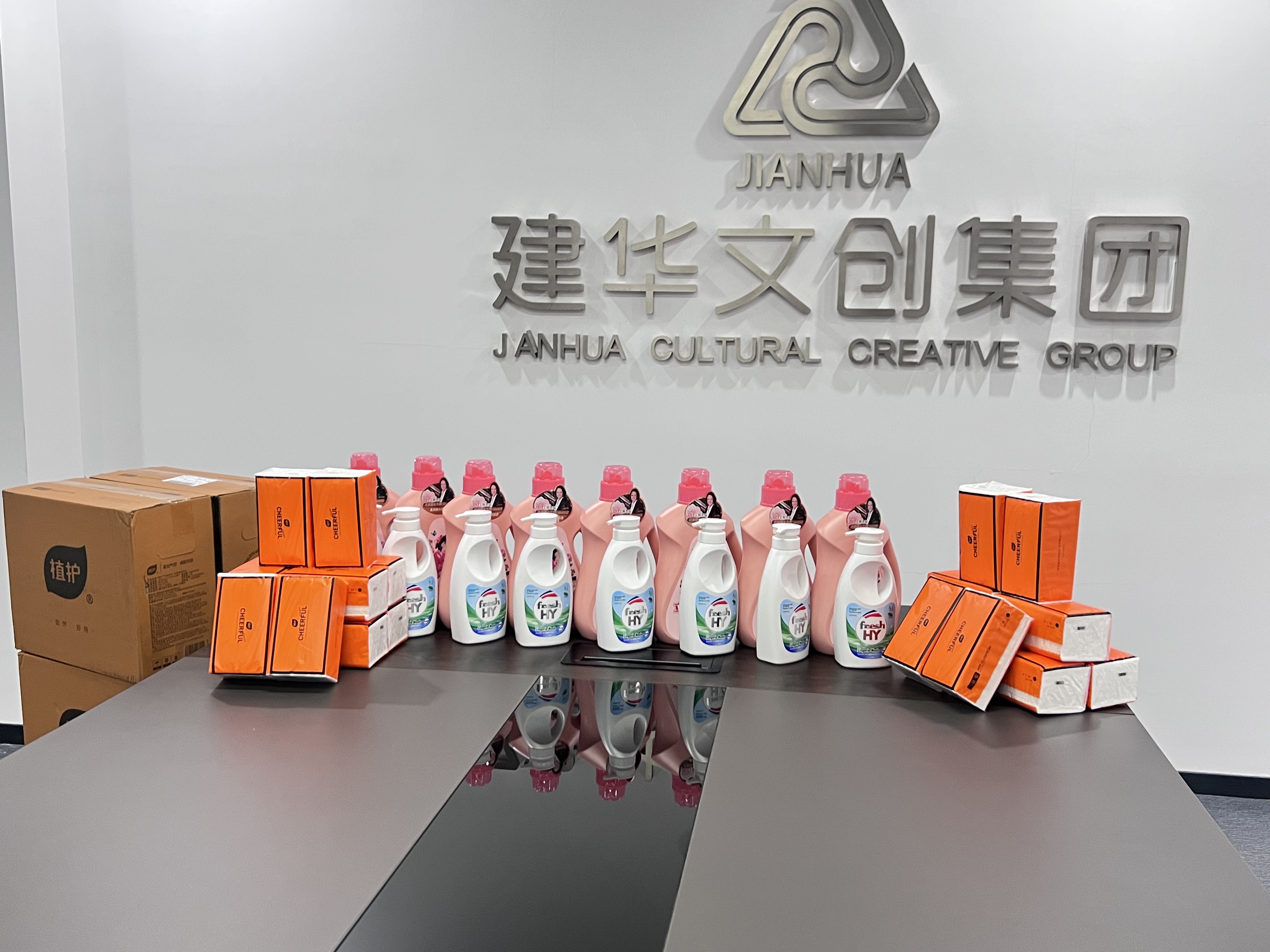 爱在春天，，，，，，，情暖三八——必赢文创集团工会为女职工发放暖心福利