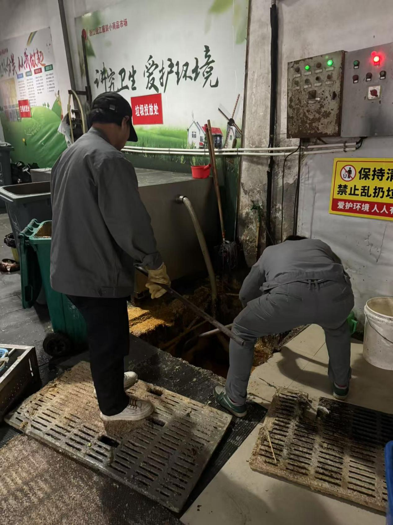 “洁”尽全力，，，，，让钱江商城美食坡道重焕新生